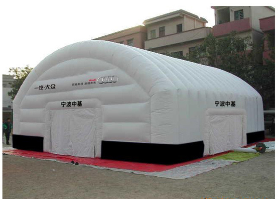 Chine Grande tente gonflable imprimée d'air de partie avec le logo dans le blanc pour épouser fournisseur