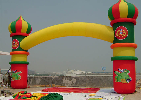 Chine Location gonflable d'arcade de doubles couches avec Baloon en jaune/vert/rouge fournisseur