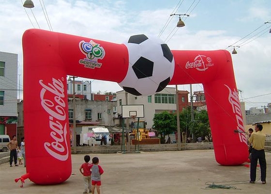 Chine Voûte gonflable d'entrée de coca-cola fait sur commande rouge du football, voûte gonflable de finition avec la pleine impression fournisseur