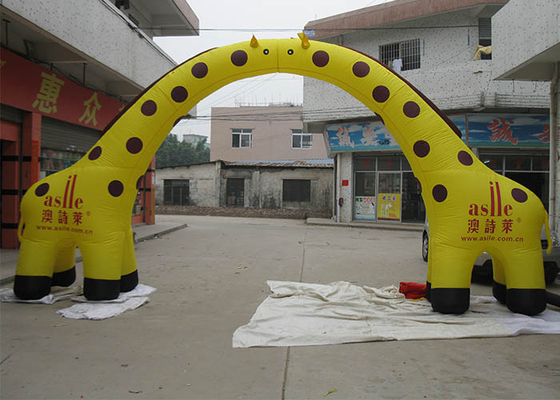 Chine Jaunissez la voûte gonflable de PVC Airblown de 0,55 millimètres, coutume d&#039;arcade d&#039;entrée de girafe usine