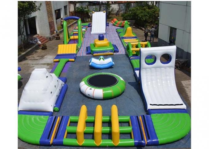 double/quadruple parc aquatique de flottement gonflable piquant de 40*30m pour des enfants et des adultes